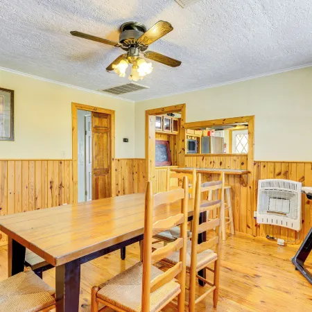 Hike, Fish and Explore Family Cabin in Sulphur!