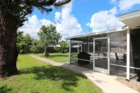 Newly renovated pool home in the heart of Naples<br> Hotels near The Church of Jesus Christ of Latter-day Saints