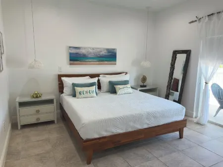 Ocean Pearl Bimini Bay Entire Condo Close to Pool with an optional golf cart