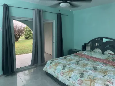 NEWLY RENOVATED Ocean Front 2 bedroom/ 2 bath, pristine water, divers paradise. Hotel a 