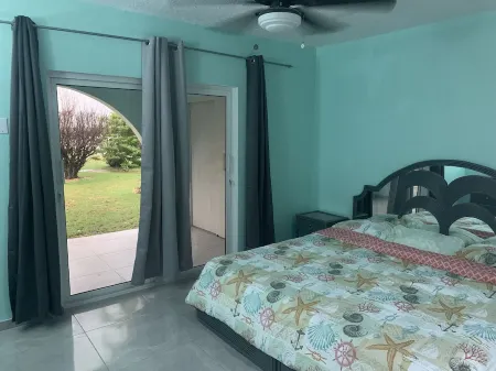 NEWLY RENOVATED Ocean Front 2 bedroom/ 2 bath, pristine water, divers paradise.