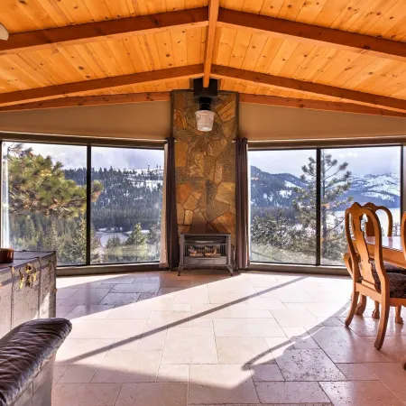 Cozy Lake-View Hideaway! Pet-Friendly Truckee Home
