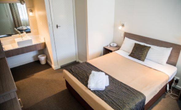 Lilac City Motor Inn & Steakhouse