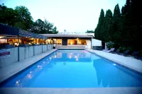 Logis Hôtel - Restaurant Résidence les Cèdres - Pool