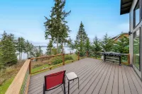 Water Views: Whidbey Island Hideaway w/ Deck - Beach