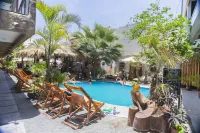 Banana's Adventure Hostel - Pools