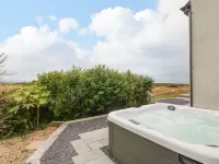 Bryn Meilw - Hot Tub