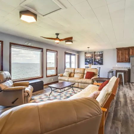 BBQ Ready Lakefront Retreat in Watertown Hotele w: Codington County