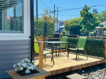 Harbour Light Motel Отели в г. Нанаймо