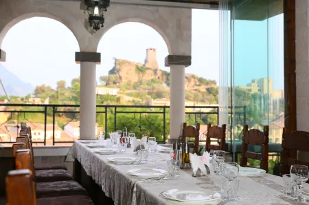 Hotel Panorama Kruje View on the Castle and the Old Town Отели рядом с достопримечательностью «Castle of Kruja»