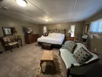 瓦希塔湖畔配有私人熱水浴缸三卧兩衛度假屋 by RedAwning - 停車場
