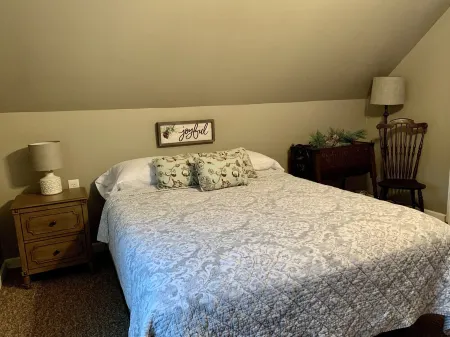 The Freckled Hen's Berkshire Nest Отели рядом с достопримечательностью «Государственный заповедник Октобер Маунтин»