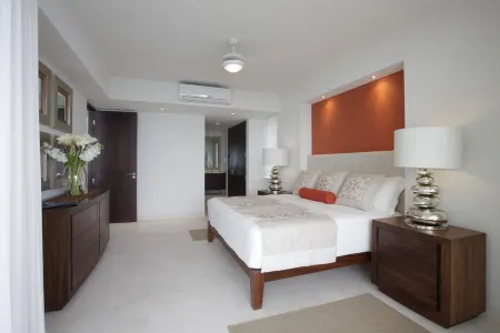 Exceptional Oceanfront Condo at Sierra del Mar Los Arcos