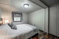 Nature's Edge-4 bedroom/2 bath serene getaway w/ River & Firepit