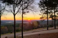 Broken Bow Mountaintop Home w/ Hot Tub! - Haustierfreundliche