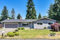7 Mi to Vancouver Waterfront: Sleek Home w/ Yard! - 4-Star