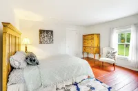 Idyllic Vermont Farmhouse: Mtn Views on 200 Acres! - parking