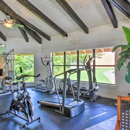 Chic Gulf Breeze Escape w/ Pool Access & Courtyard