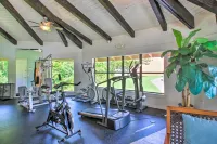 Chic Gulf Breeze Escape w/ Pool Access & Courtyard - parking