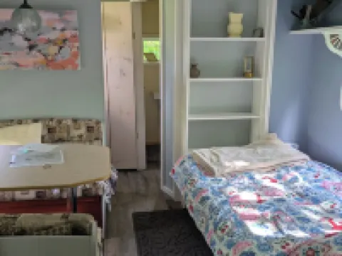 Cozy Tiny Home in Charming Bristol VT, Close to Skiing, Hiking, Swimming Holes Hotels in Addison County