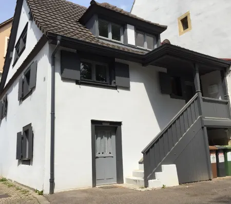 Romantic, listed holiday apartment in Freiburg-Herdern on the church square Отели рядом с достопримечательностью «Фрайбургская Высшая школа музыки»