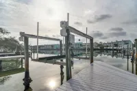 Pool, Swim Dock, Golf Cart! Ultimate Beach Retreat - 駐車場