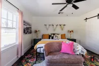 Remodeled 1920s Bungalow and Retro Casita, Hammock
