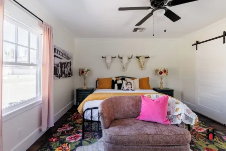 Remodeled 1920s Bungalow and Retro Casita, Hammock