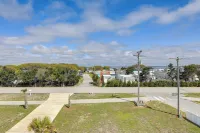 Emerald Isle Getaway w/ Decks & Beach Views! - 주방