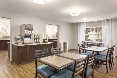 Comfort Inn & Suites Tualatin - Lake Oswego South Отели рядом с достопримечательностью «Хокс Вью Уинери»