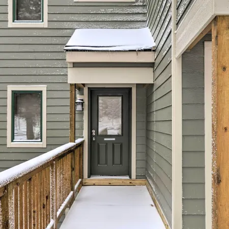 Slopeside Snowshoe Condo - Walk to Ski Lifts!