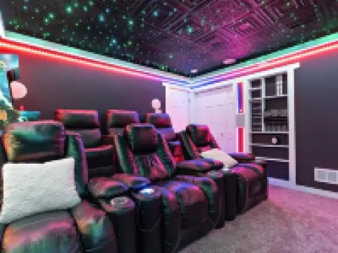 Stylish & Spacious Retreat - with a High tech Movie Theater near DT Minneapolis Hotels in Fridley