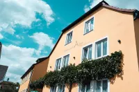 Landhotel Und Weingasthof Schwarzer Adler - Homestays