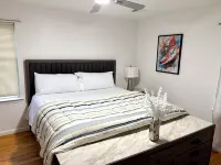 Cozy 2-bedroom apartment with WiFi, AC, large outdoor balcony Hotels in Belleville