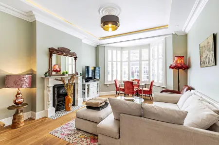 Chic Garden Flat in Leafy Ealing Отели рядом со станцией Acton Central
