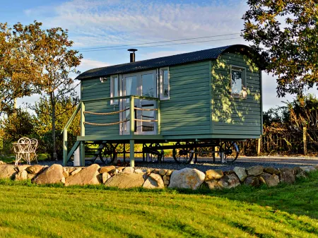 'Angharad' Poachers Hut Отели в г. Лланнор