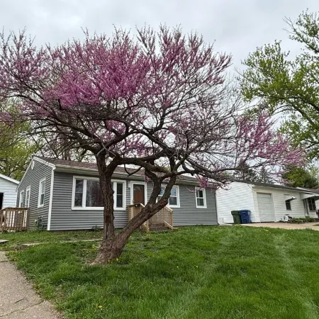 Charming 3-bedroom pet friendly house with fenced in yard in Clinton, IA.