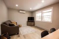 Modern 4 bedroom, 2 living room overlooking creek