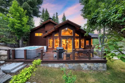Cedars at Palisades by Avantstay Hot Tub, Resort Access, and Mountain Views Hotels near Tahoe Pines HOA Pier and Beach