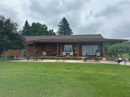 Cozy cabin. Boyne Falls, MI. Pet friendly. Sleeps 10. Full amenities. Views.