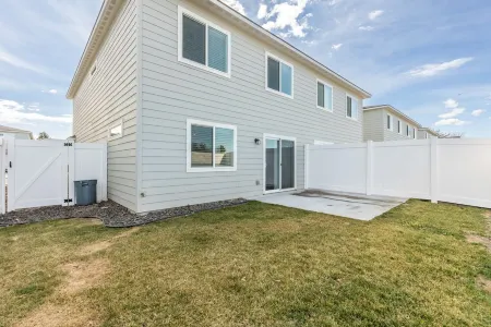 Spacious kitchen suitable for large groups, close to shopping, parks & wineries.