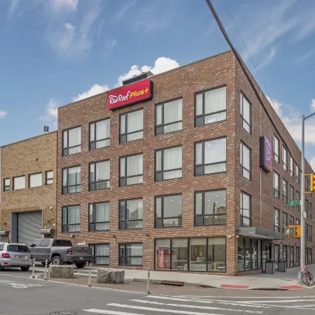 Red Roof PLUS+ Brooklyn - 3rd Ave Отели рядом с достопримечательностью «Союз Холл»