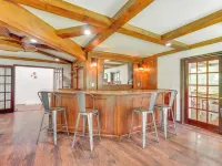 Tannersville House: Bar & Deck, 2 Mi to Ski Resort Hotels in Pocono