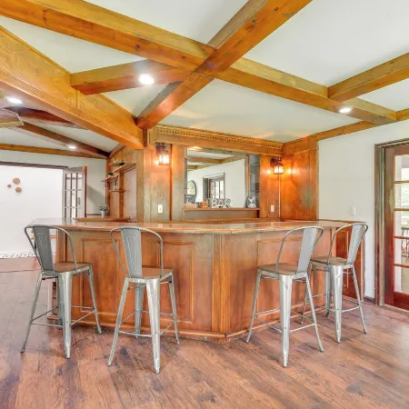 Tannersville House: Bar & Deck, 2 Mi to Ski Resort