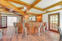 Tannersville House: Bar & Deck, 2 Mi to Ski Resort