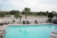 Spacious 3Br Stay  Shared Pool - Perfect for Families.