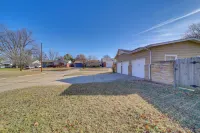 Tulsa Home w/ Yard: 5 Mi to Downtown! - بيت ضيافة
