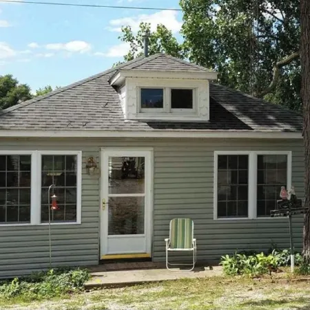 Year Round Lake Front Cottage on Quiet Cove on Webster Lake