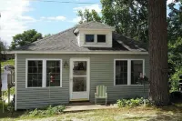 Year Round Lake Front Cottage on Quiet Cove on Webster Lake - Homestays