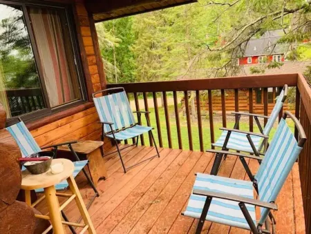 Cozy cottage trails, trout fishing & fireplace.